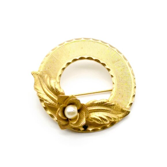 Vintage Elegance Wreath Brooch, Textured Circle Features Pearl Rose Bloom - Picture 1 of 3